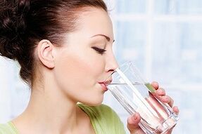 girl drinks water on a diet for the lazy