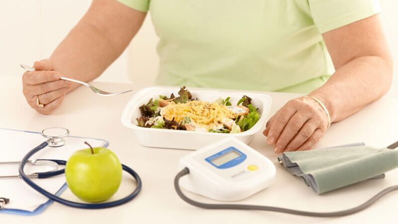 A woman with diabetes follows the doctor's recommendations for dietary nutrition. 